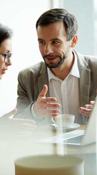 Un expert et une experte en conseil aux entreprises discutant