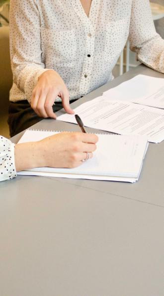 Personne signant une contrat