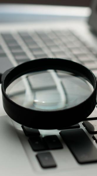 Une loupe sur un clavier