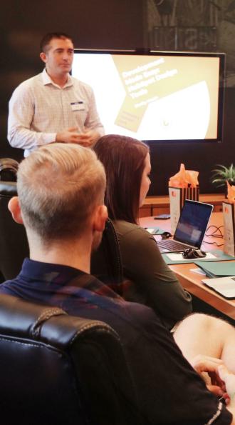 une réunion dans une salle avec des hommes et des salles sur le thème de la relation employeur