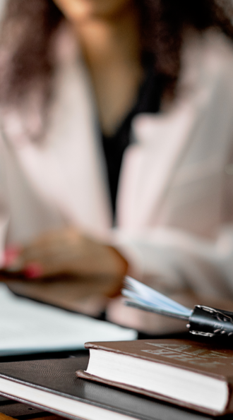 Deux personnes devant un bureau avec des livres sur la loi