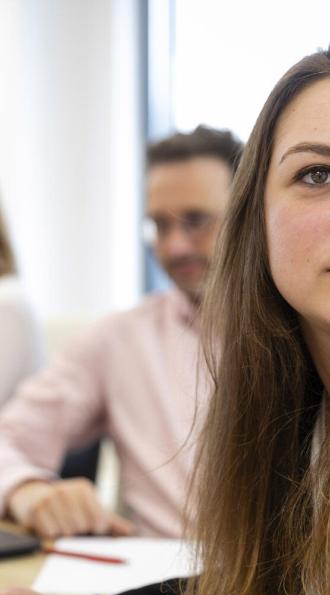 Femme concentré en réunion