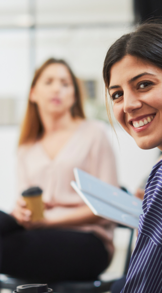 Des collaborateurs de Cerfrance en réunion (comptable, juriste, fiscaliste, rh, conseiller..)