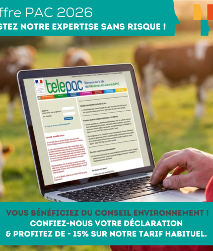 homme tenant un ordinateur sur lequel le site internet TéléPAC est visible