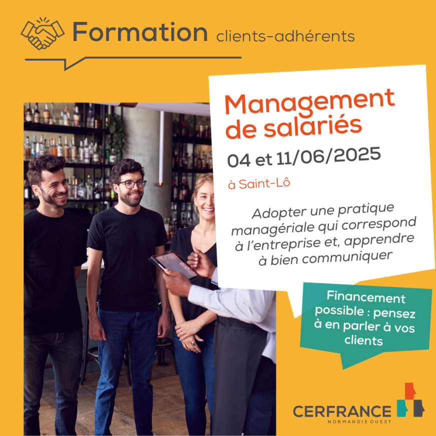 un manager donnant ses directives à deux employés souriants