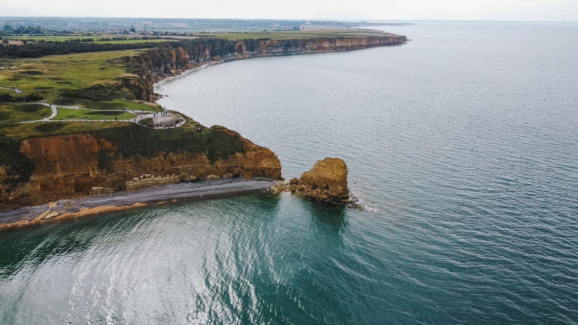 Front de mer avec les falaises de normandie