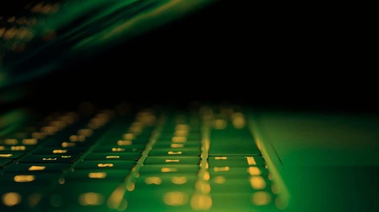 Une photo en gros plan d'un ordinateur portable allumé, bleu et blanc.