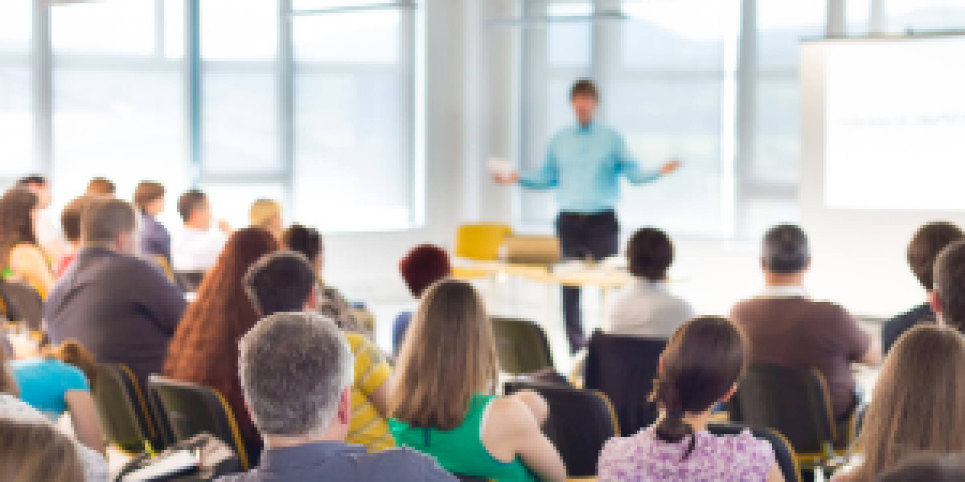 Groupe de personnes présentes à une réunion d'information