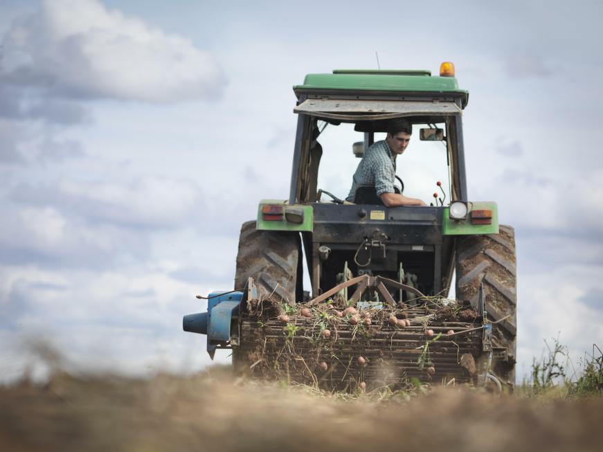 Agriculteur sur un tracteu