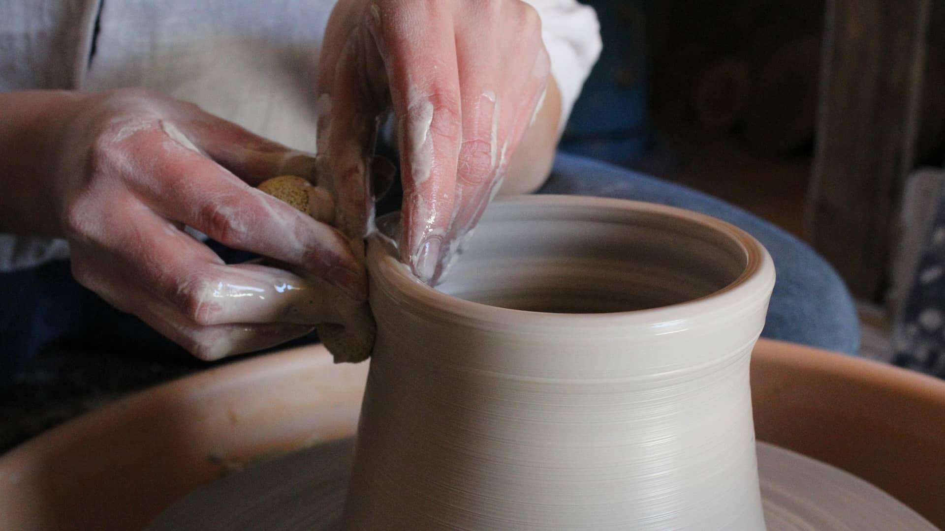 une personne faisant de la poterie pour illustrer l'artisanat