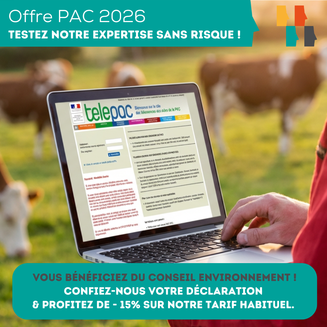 homme tenant un ordinateur sur lequel le site internet TéléPAC est visible