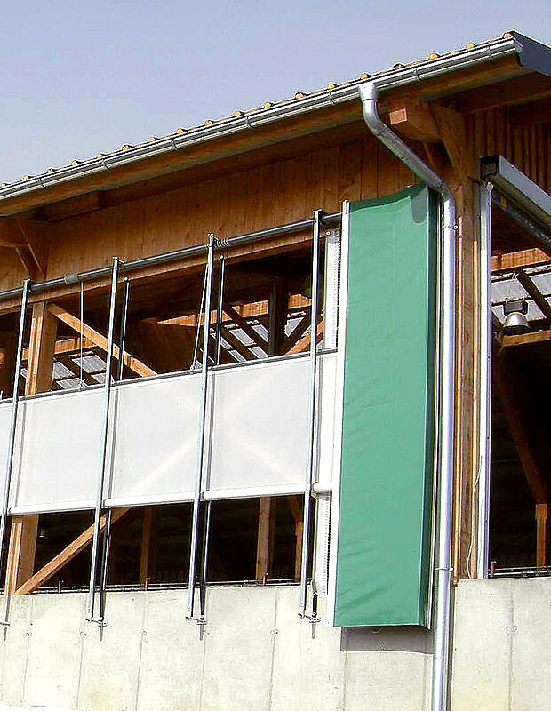 Bâtiment agricole avec filets brise vent