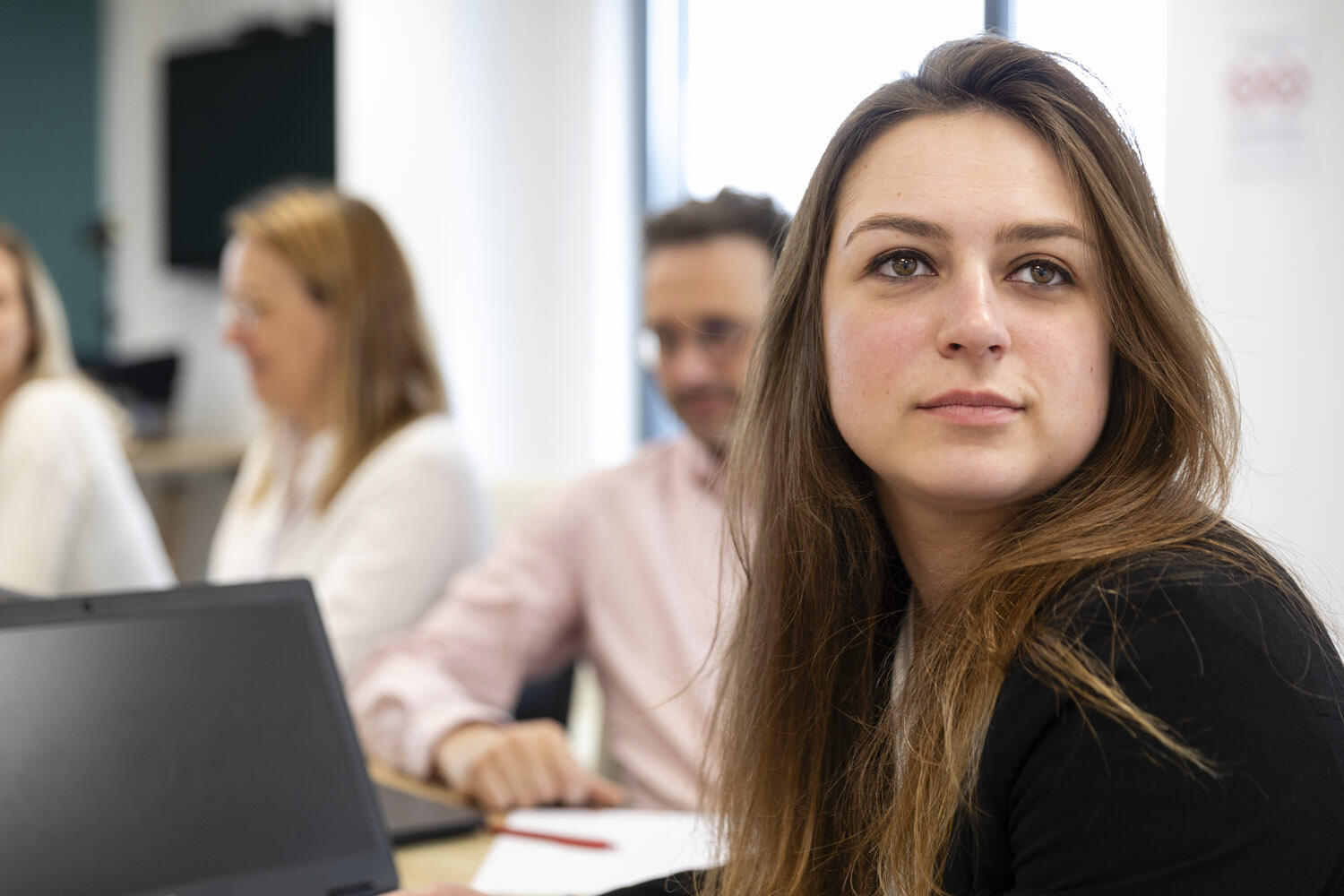 Femme concentré en réunion